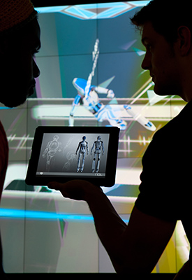 学生在狩猎图书馆的游戏实验室合作。照片由Marc Hall。