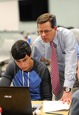 乔恩斯采用探究式指导教学方法。