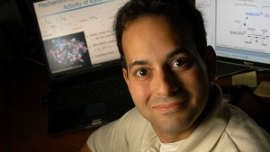 Reza Ghiladi，化学副教授。