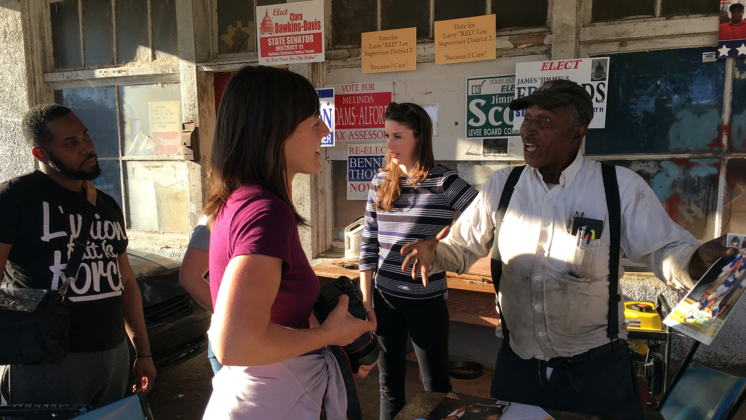 丹妮卡·库里南在拍摄《在美国说黑人》时与一个主题对话。