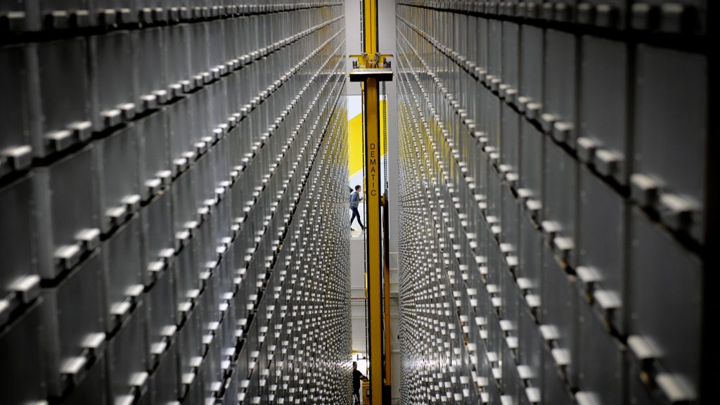 在NC州狩猎图书馆的书签内的书箱行。