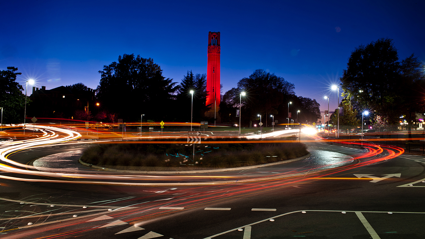 红色的钟楼在夜晚