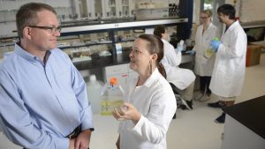 校长创新基金获得者David Muddiman和Astrid Schnetzer和实验室的学生