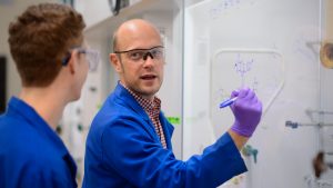 Joshua Pierce和研究生Bram Frohock在实验室里