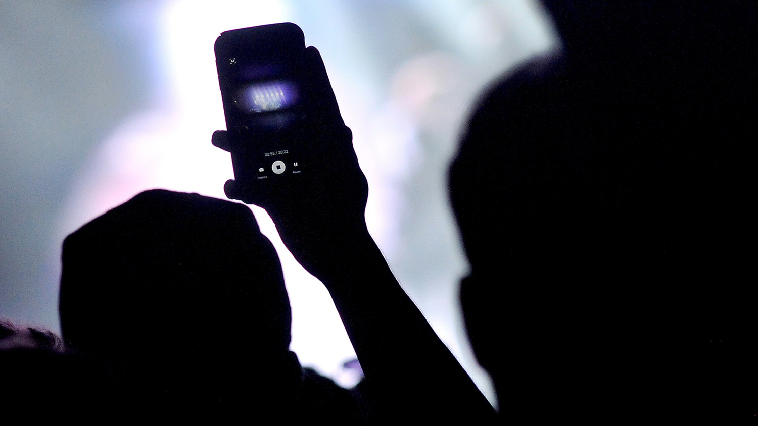 一名北卡州立大学的学生在2016年Packapalooza音乐节上举起了他的手机。