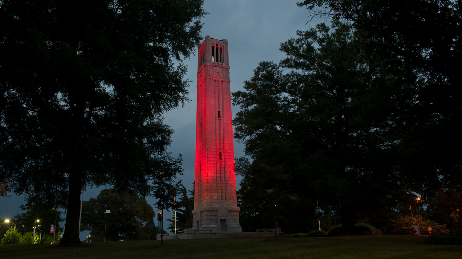北卡罗来纳州钟楼从下面用红色照明。