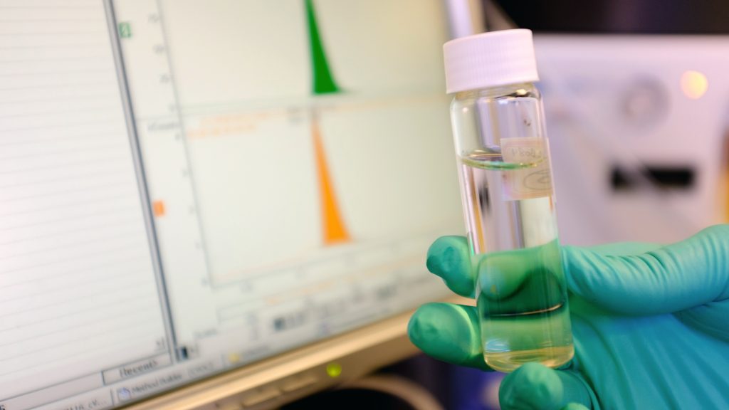 纳普实验室里的饮用水试管。