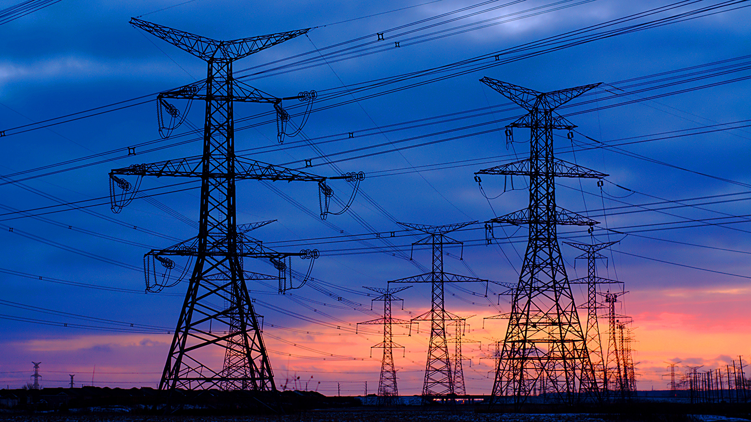 日落时的架空电力线