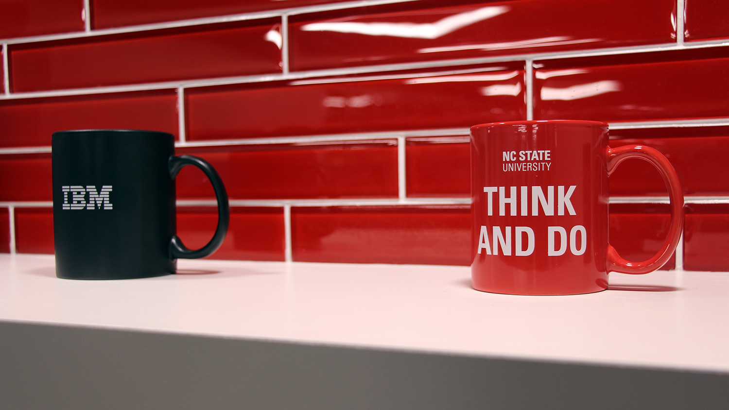 一间NC咖啡杯和架子上的IBM咖啡杯。