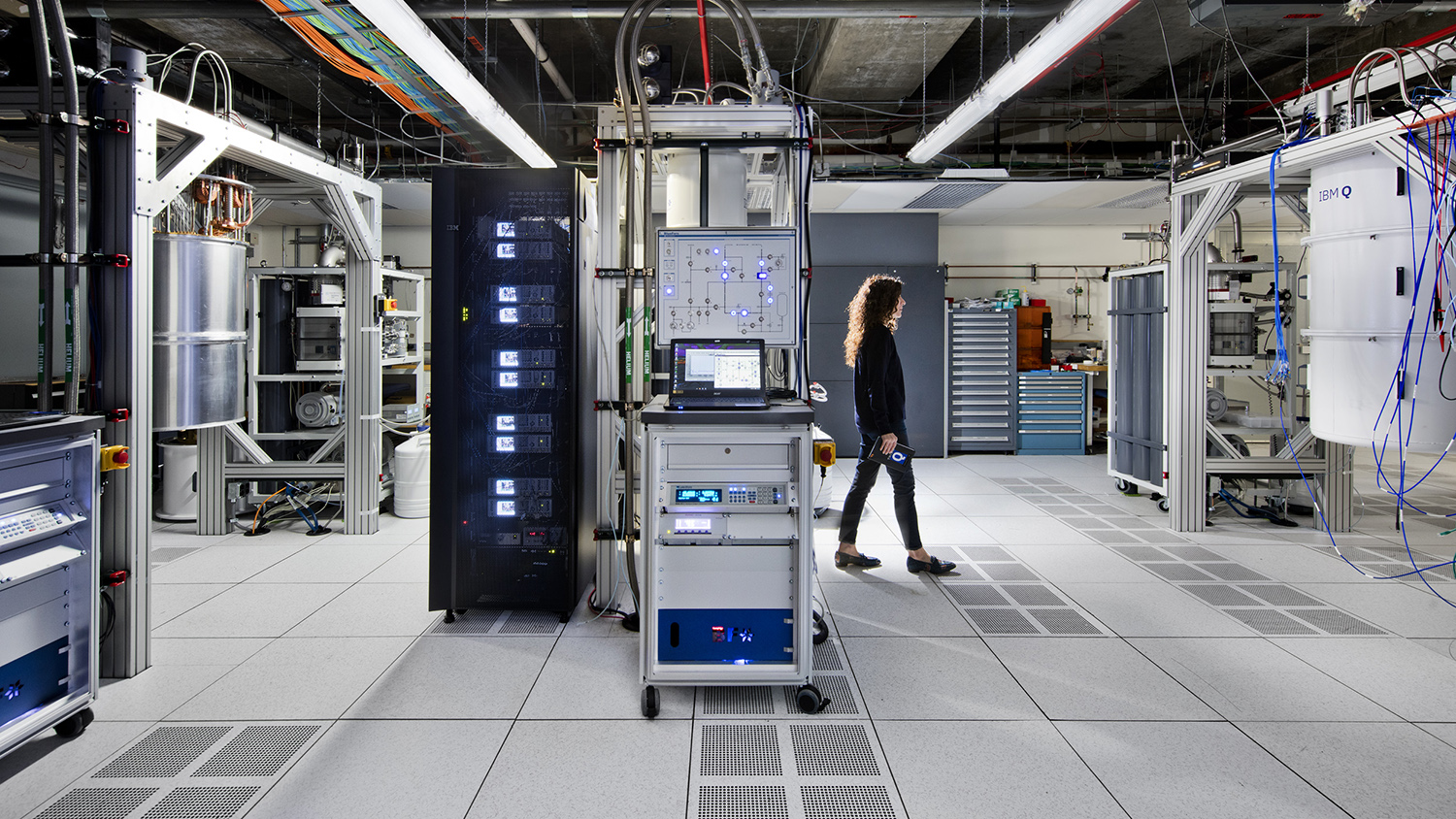 一个女人走过IBM的量子电脑里面的地板。