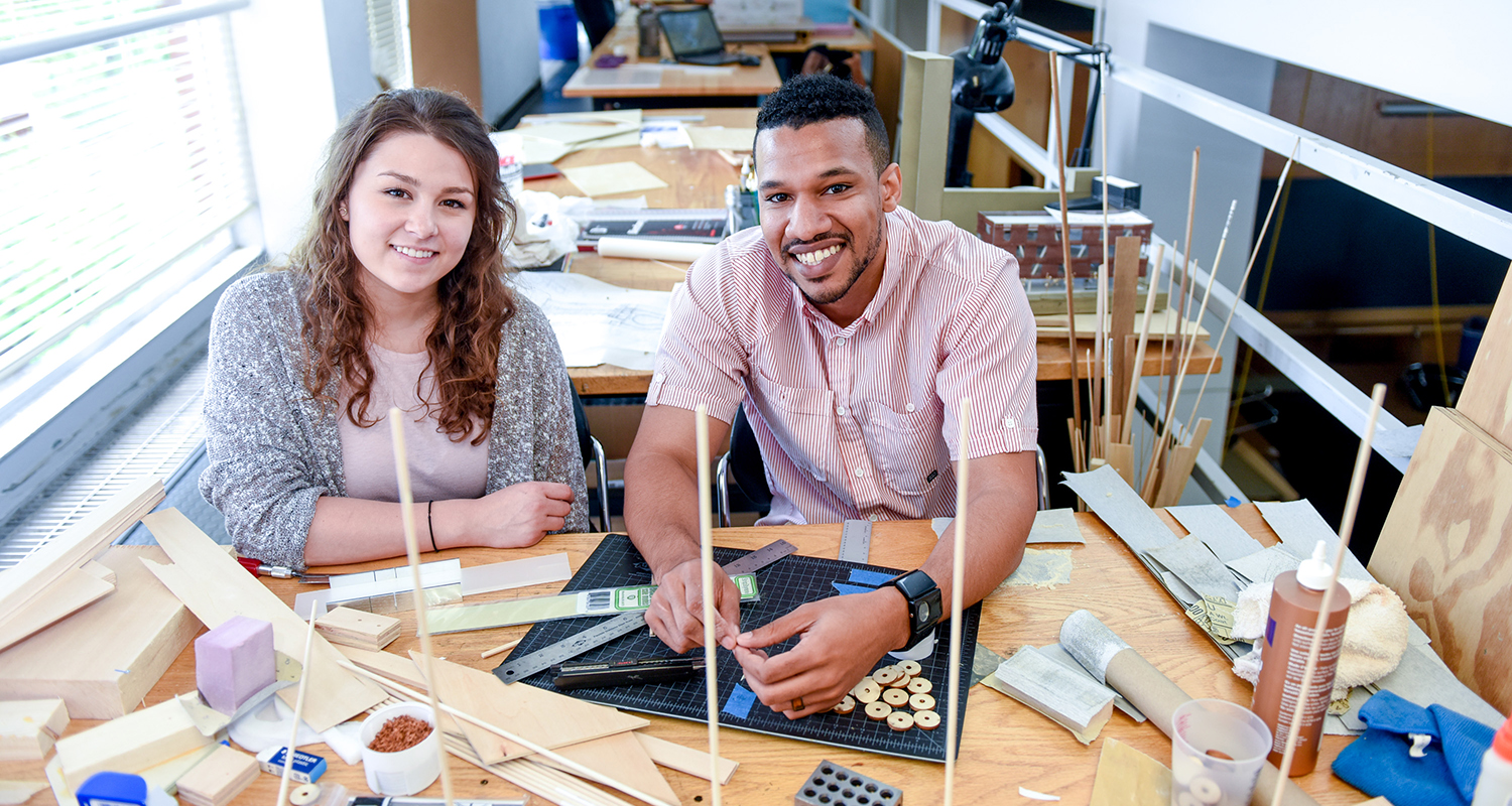 艾米丽·道尔和卡梅隆·韦斯特布鲁克准备机场设计