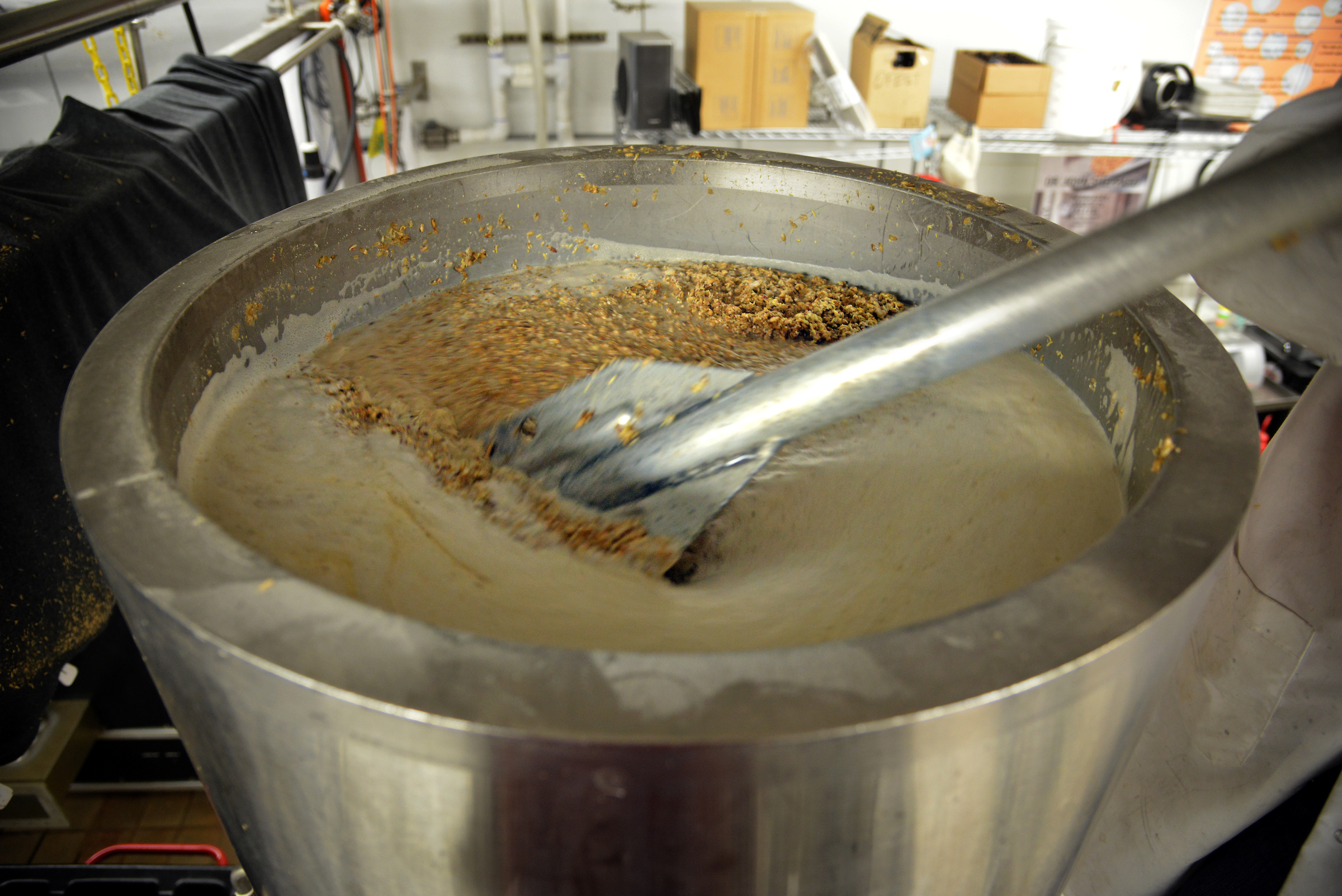 在肖博大厅的实验室里，麦芽被搅拌以生产啤酒。