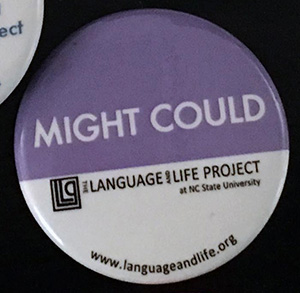 别针上写着Might Could