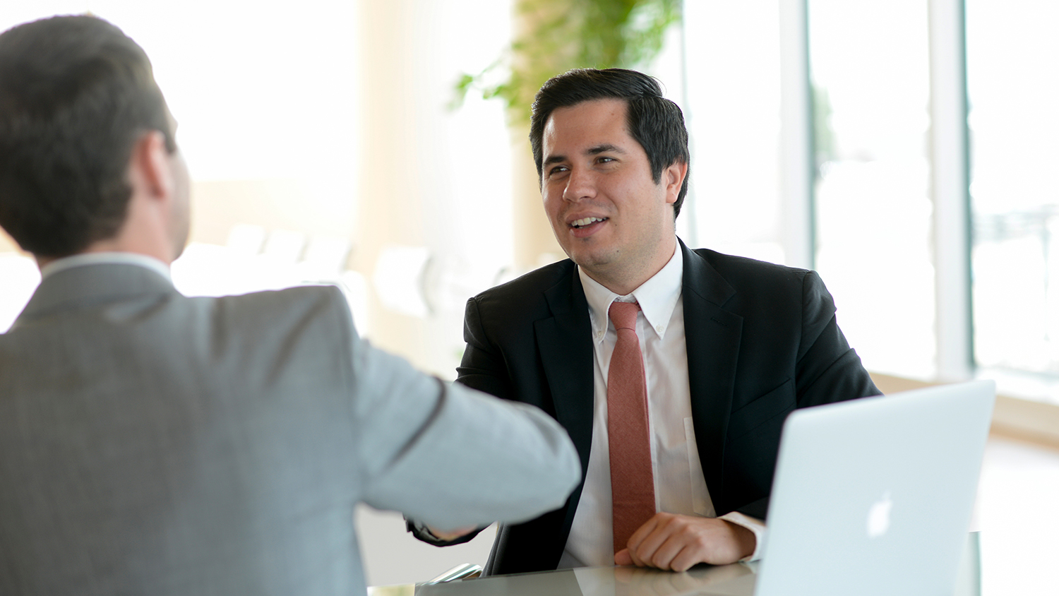 学生在商务会议上握手