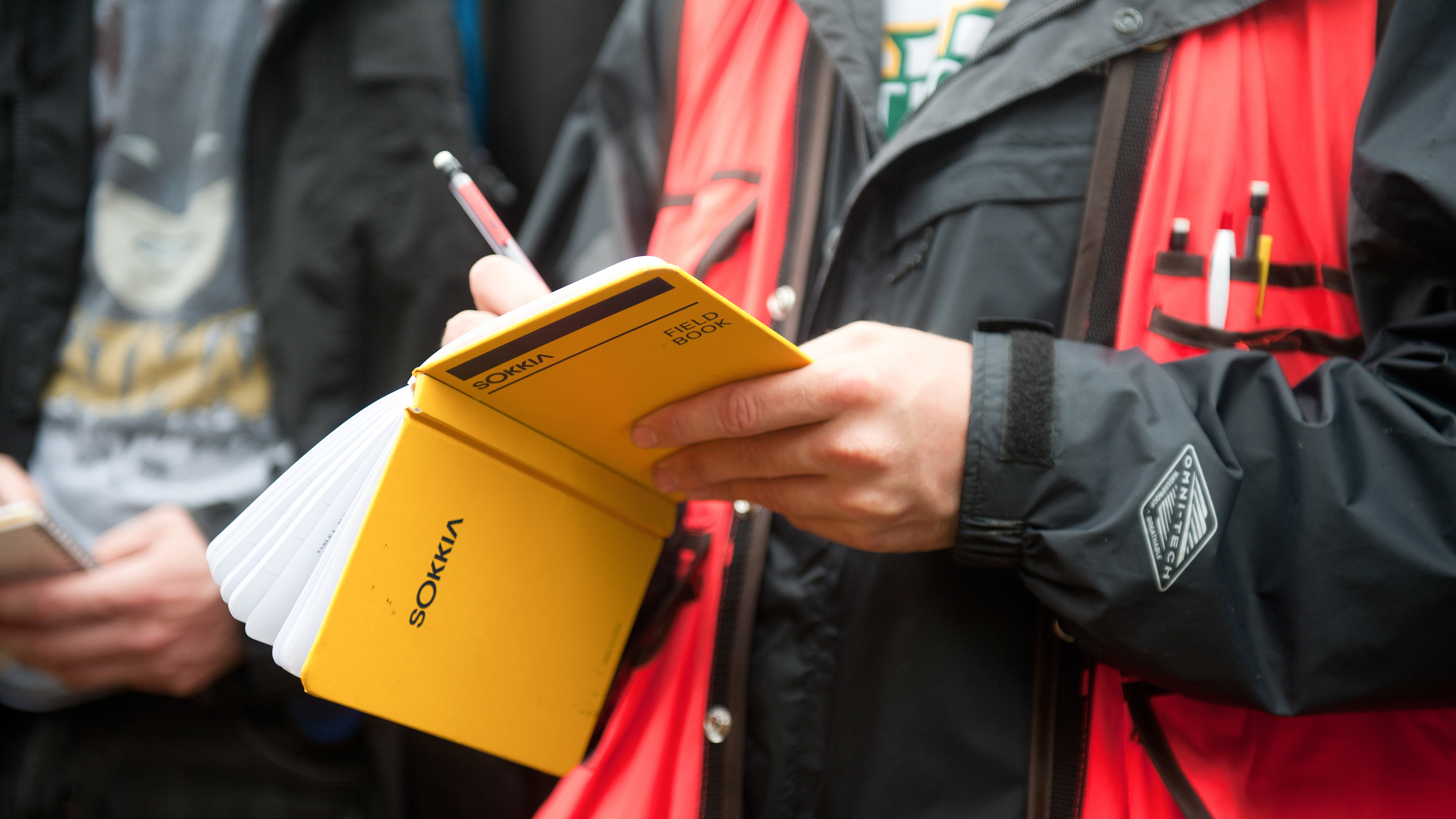 观鸟人在田野里做笔记。
