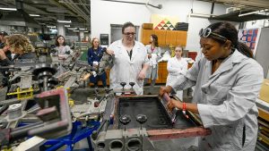 中学生在纺织学院参加STEP纺织夏令营