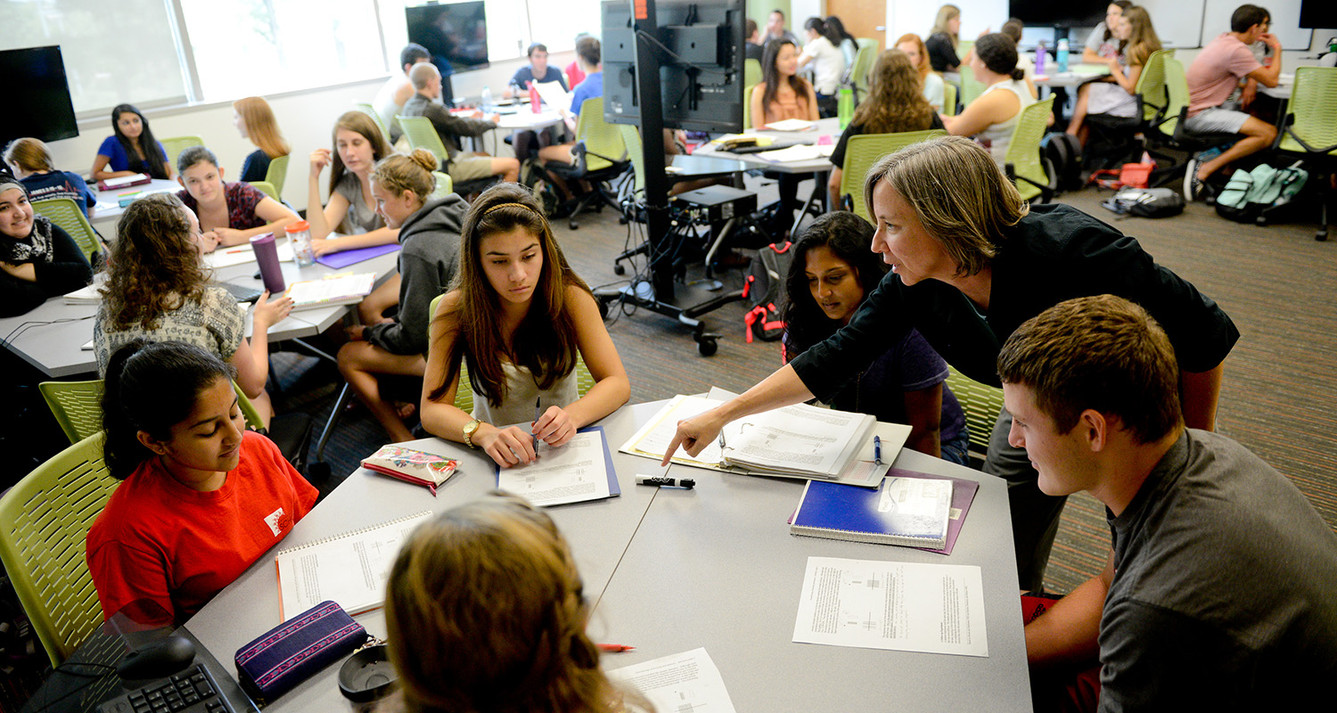 Jane Lubischer在课堂上与学生合作。