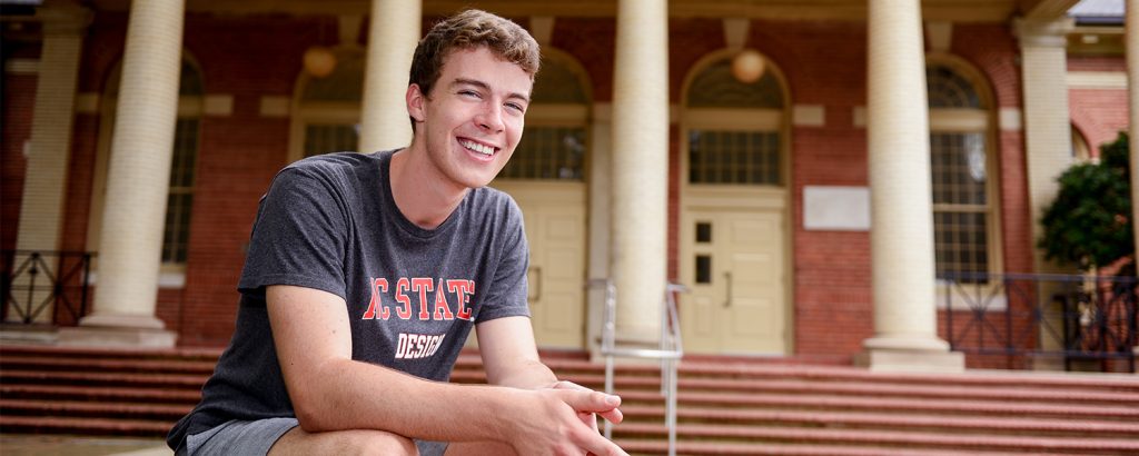 NC州立学生Micah Holdsworth在莱拉尔大厅。