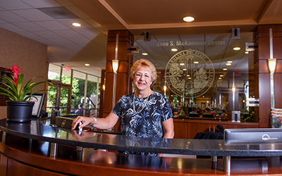 我是艾丽丝·沃伦，在麦克基蒙中心的前台。