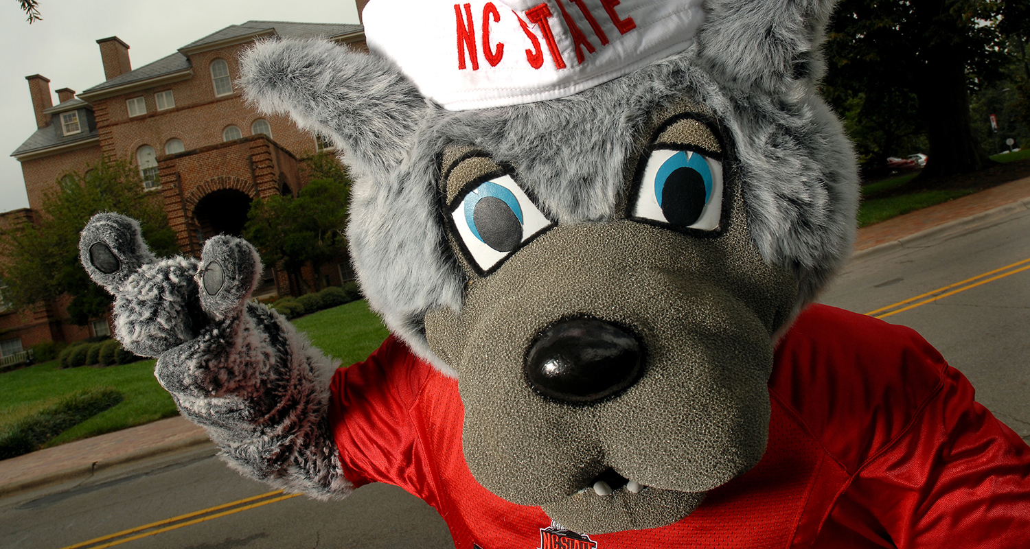 伍夫先生在霍拉迪大厅前。