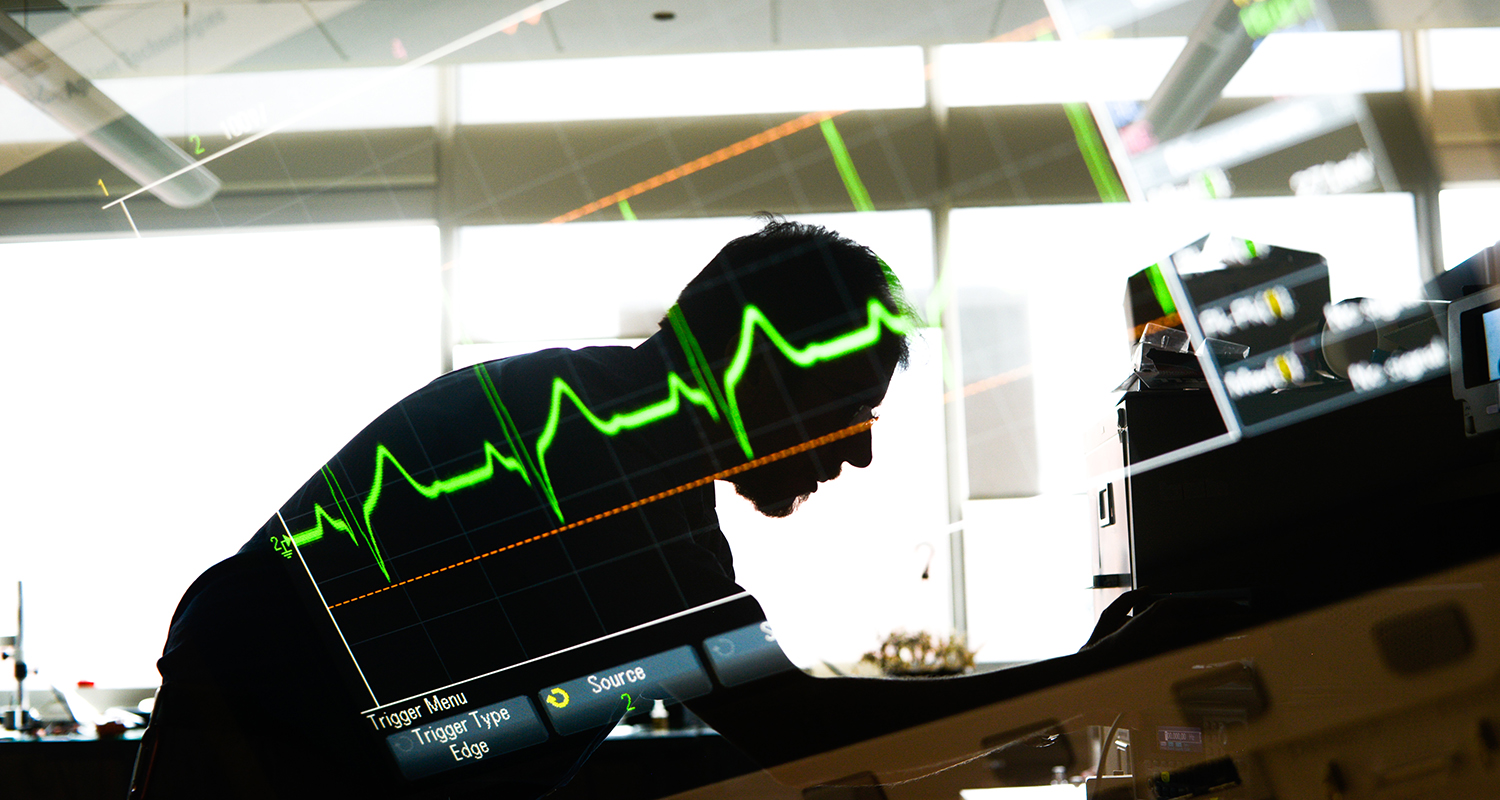 Alper Bozkurt博士在一个实验室长凳在百年校园的实验室。