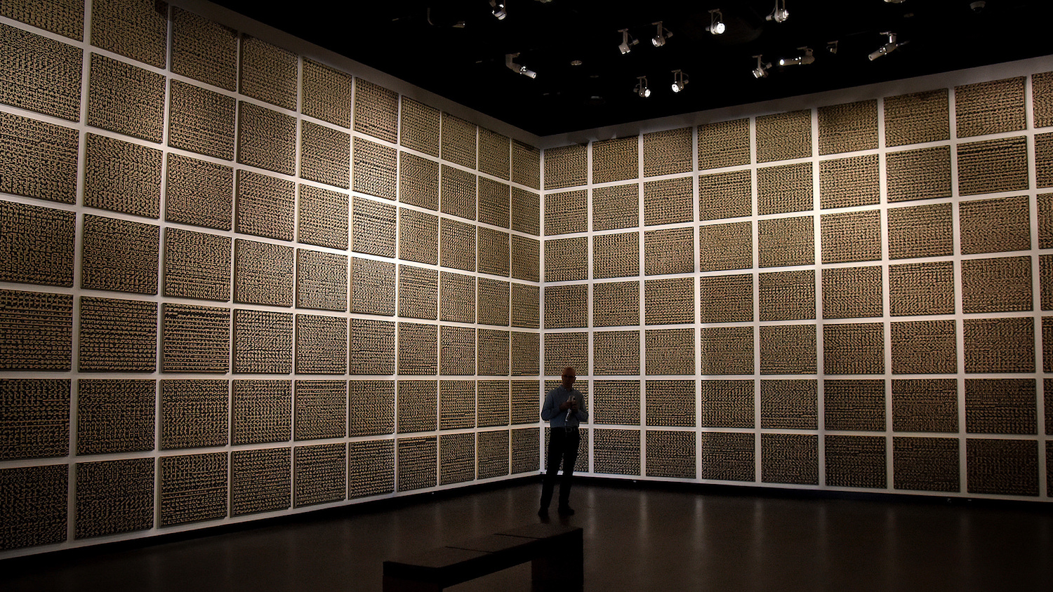 艺术面板覆盖了格雷格艺术与设计博物馆的两面墙。