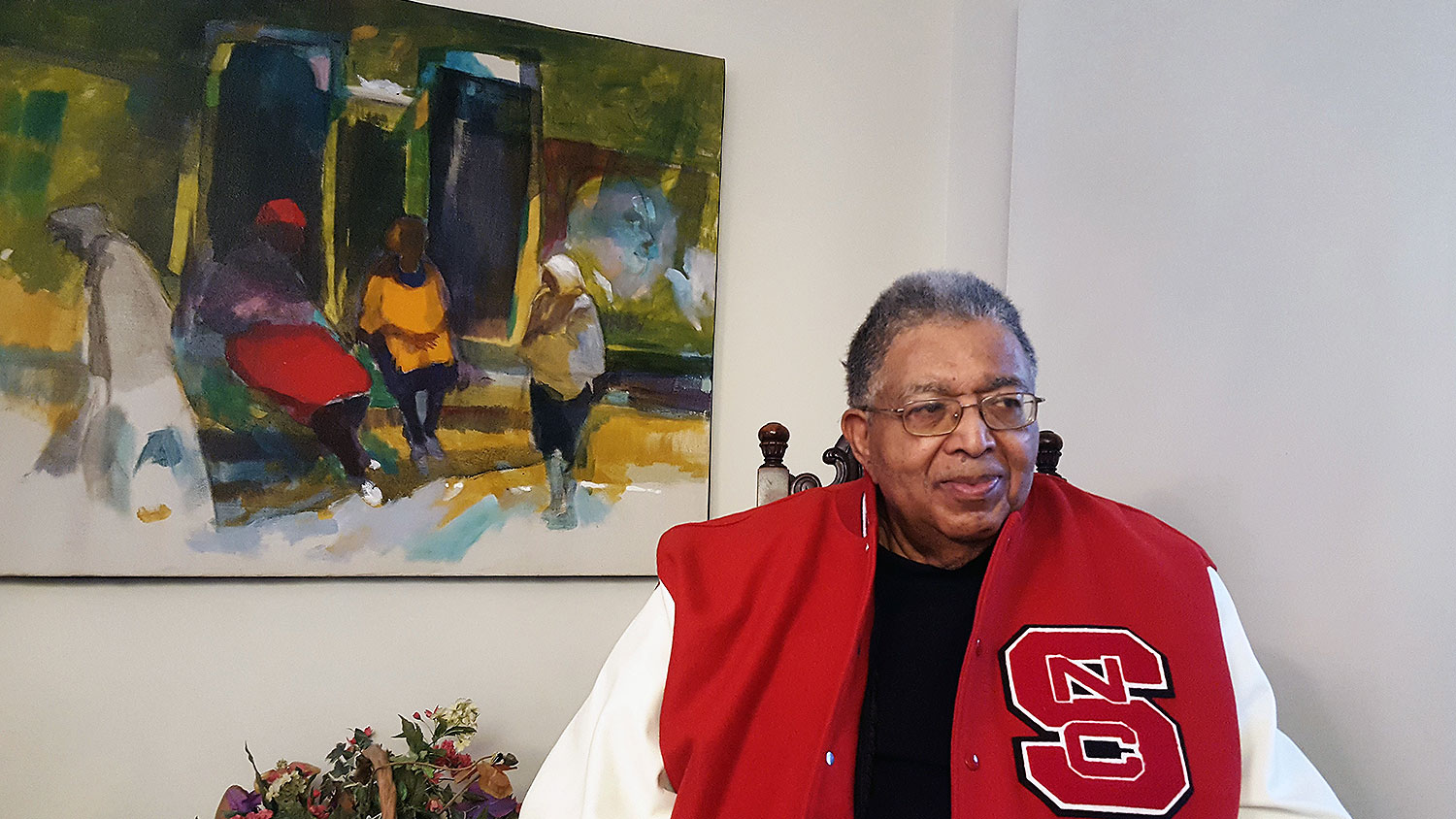 Irwin福尔摩斯的最近照片在他的夹子的夹克。