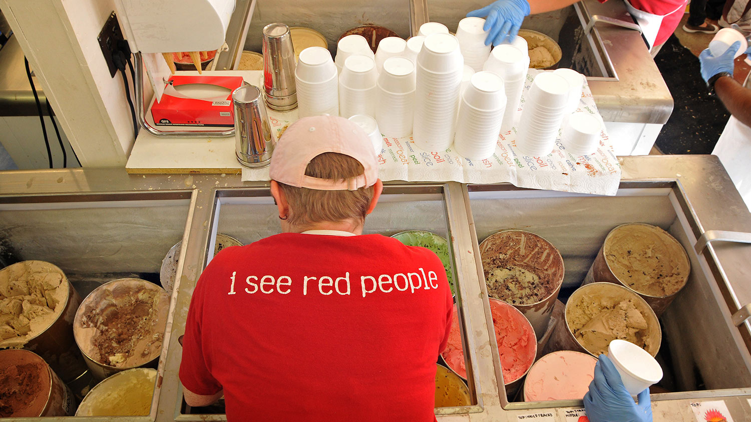 学生在州博览会上抢嚎牛冰淇淋