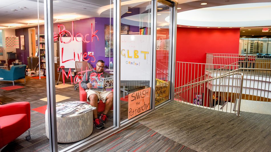 研究生克里斯托弗·摩尔一大早就在lgbt中心学习。