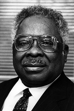 奥古斯都戴着镜头。