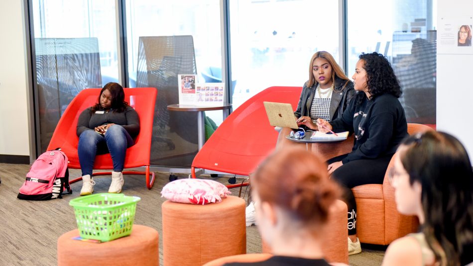 女子中心的同行教育工作者计划，运动，举办学生研讨会。