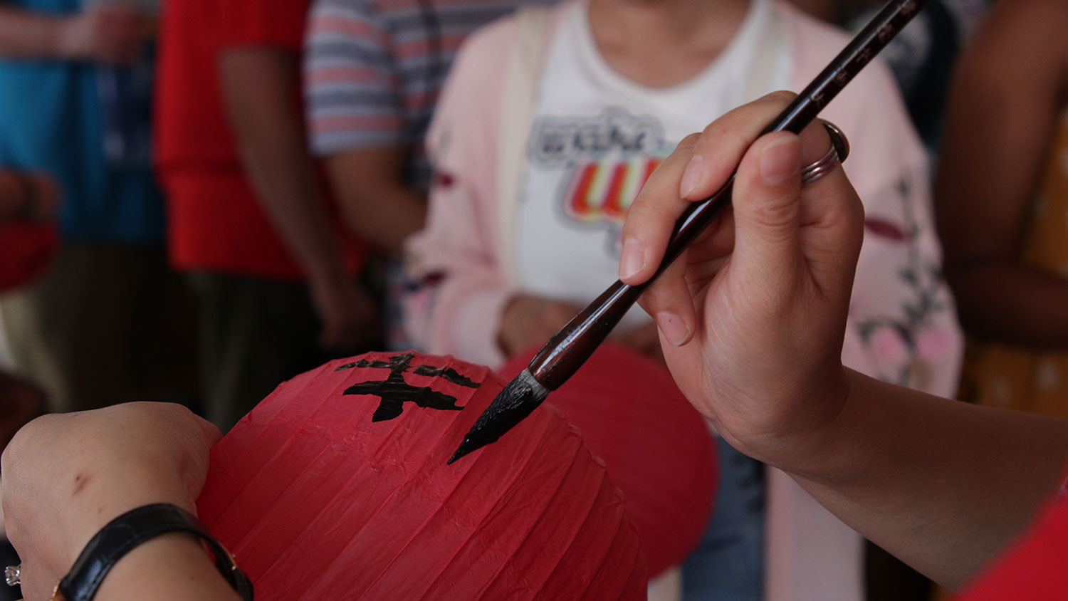 在中国灯笼的一个人绘画书法