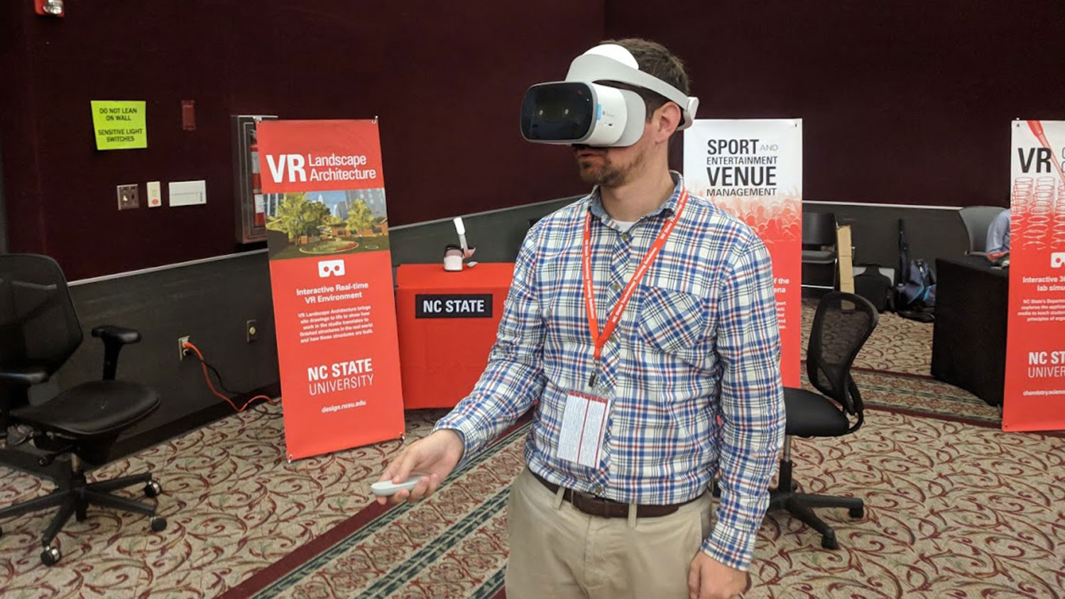 佩戴VR头盔的人