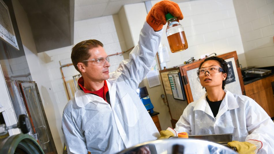 Rodolphe Barrangou和研究生Meichen Pan在他们的NC州立实验室