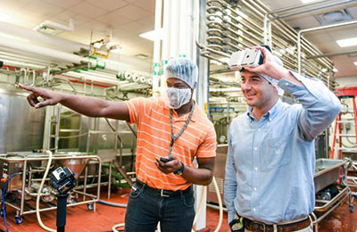 两名男子在乳品加工厂使用虚拟现实头盔