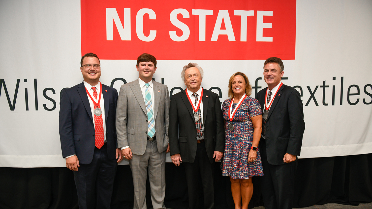 威尔逊家五名成员的照片。