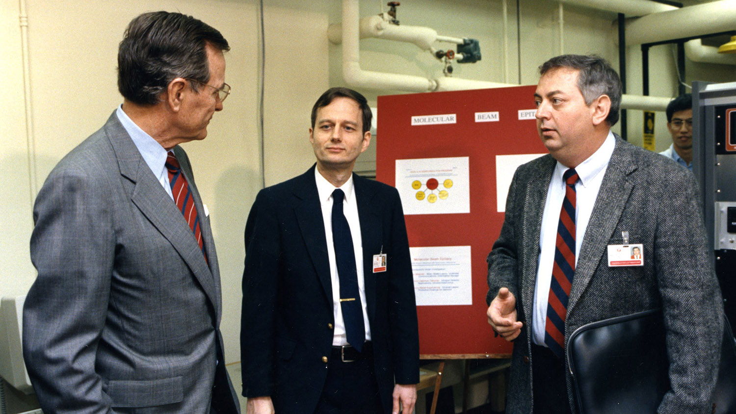 1990年，乔治·h·w·布什总统在访问北卡罗来纳大学期间与两名教员交谈