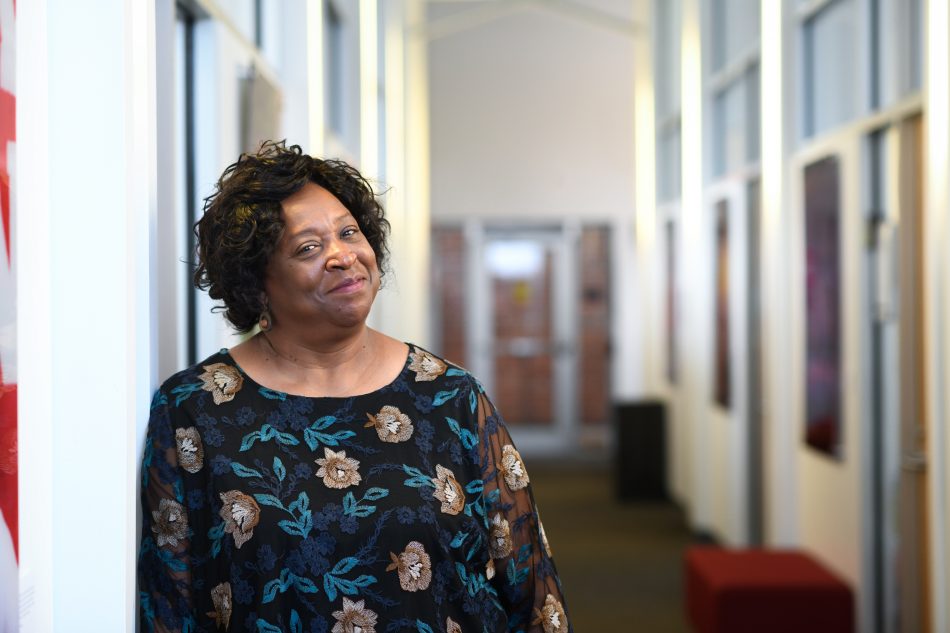 凯莉·麦克莱恩，负责学术指导项目和服务的副院长