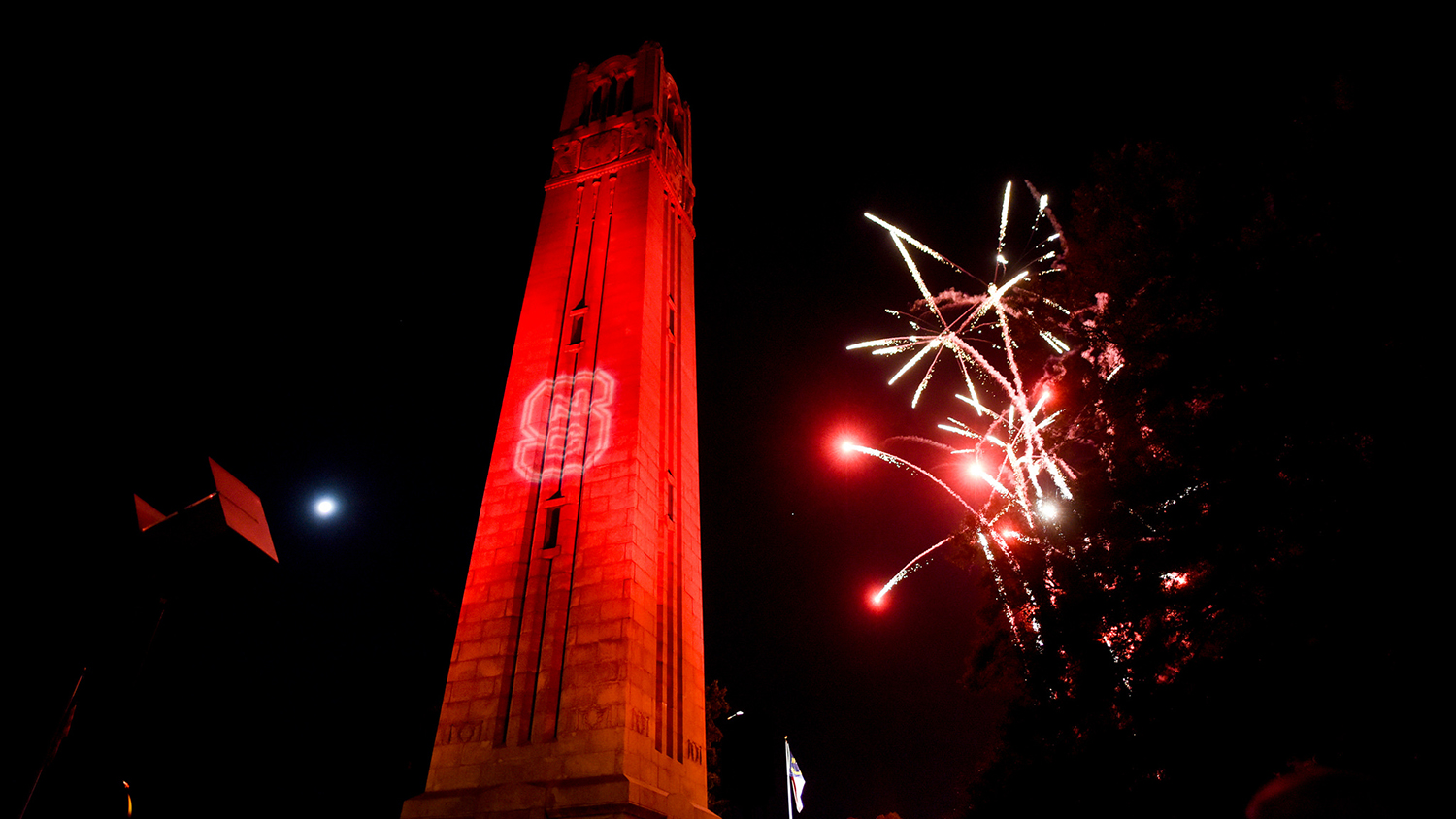 钟楼被烟花点亮的红色照片。