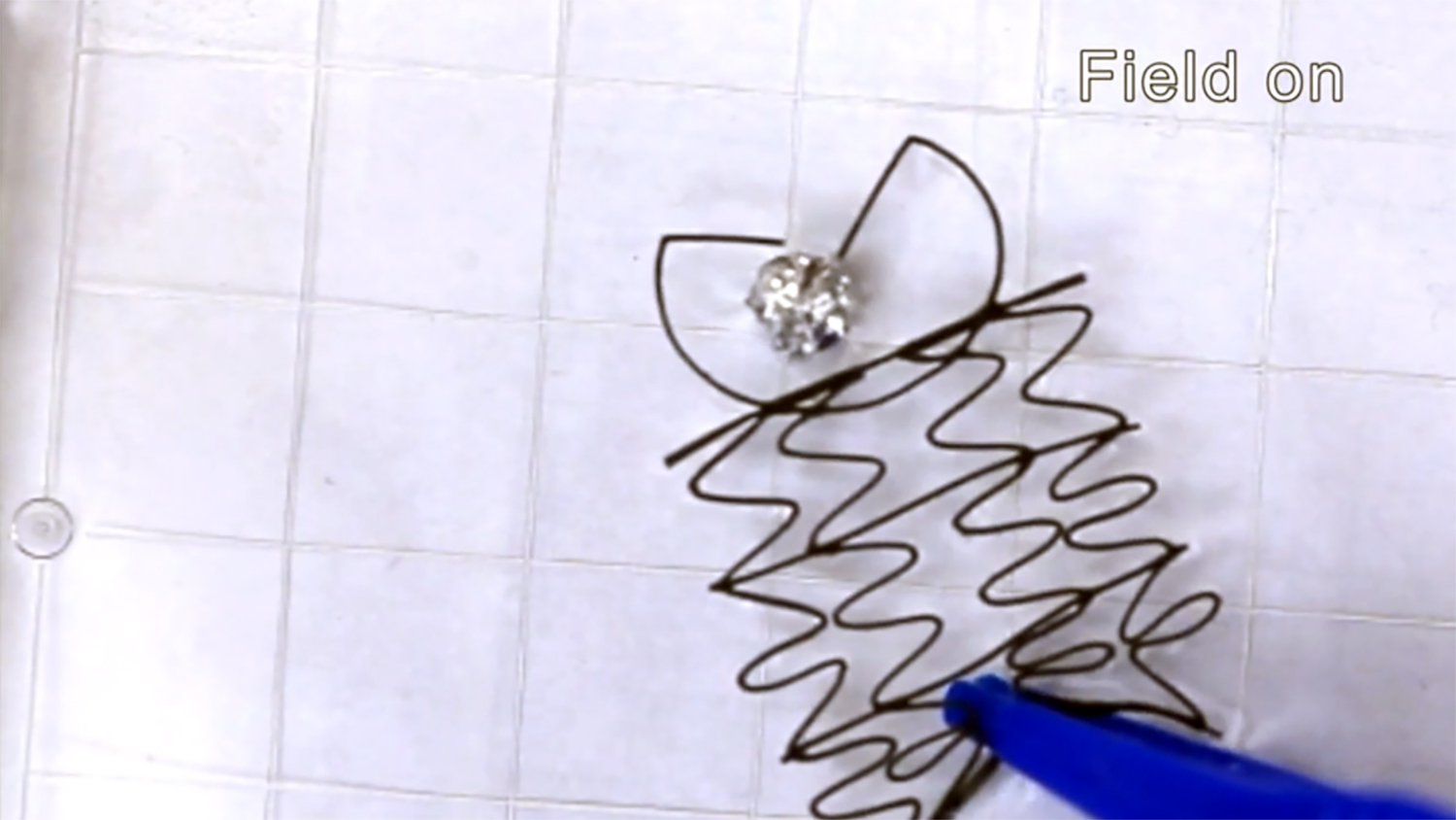 来自视频的静止图像显示3-D印刷的磁延长抓取器。