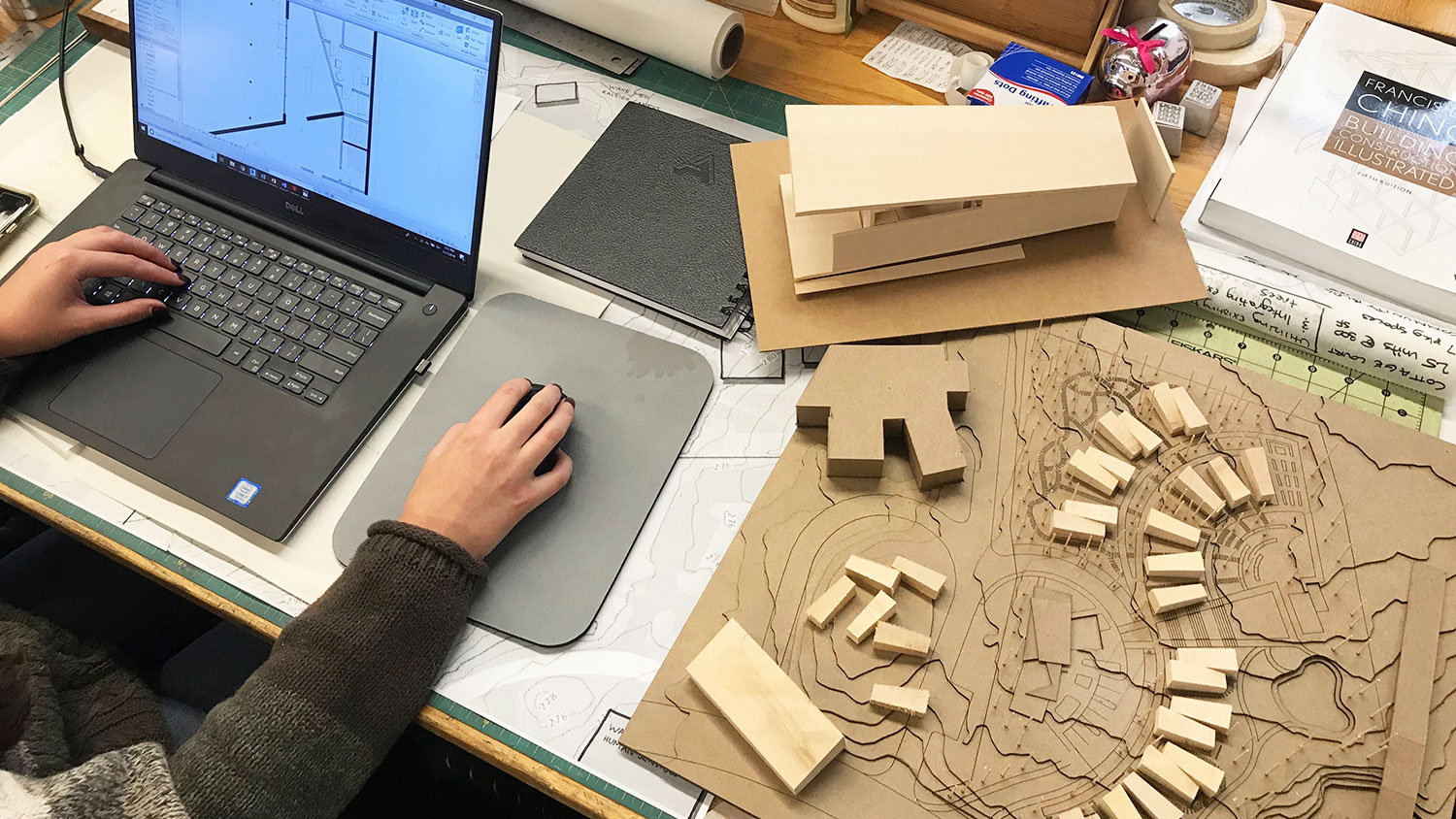 电脑照片，设计布局和人的手在鼠标上