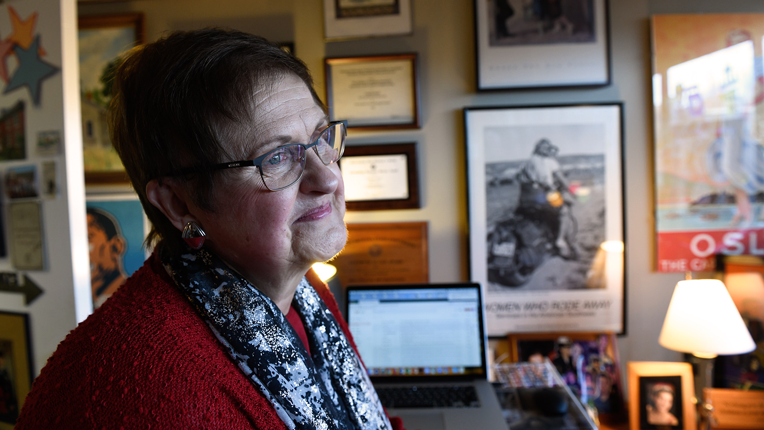 教育学院的坎迪·比尔在她的办公桌前。