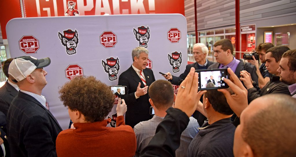 布·科里根在新闻发布会中心。