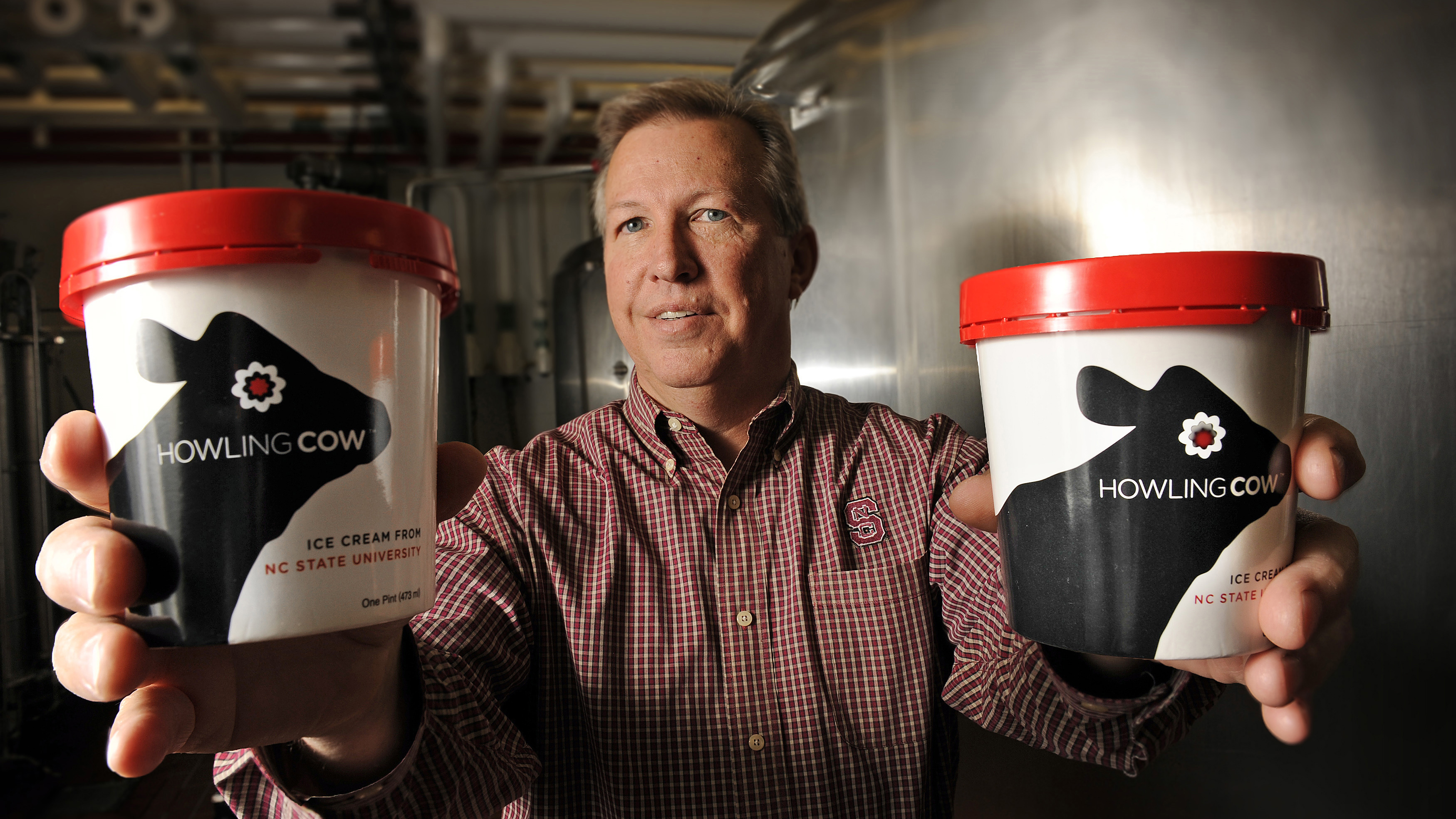 加里·卡特赖特(Gary Cartwright)拿着几品脱的冰淇淋。