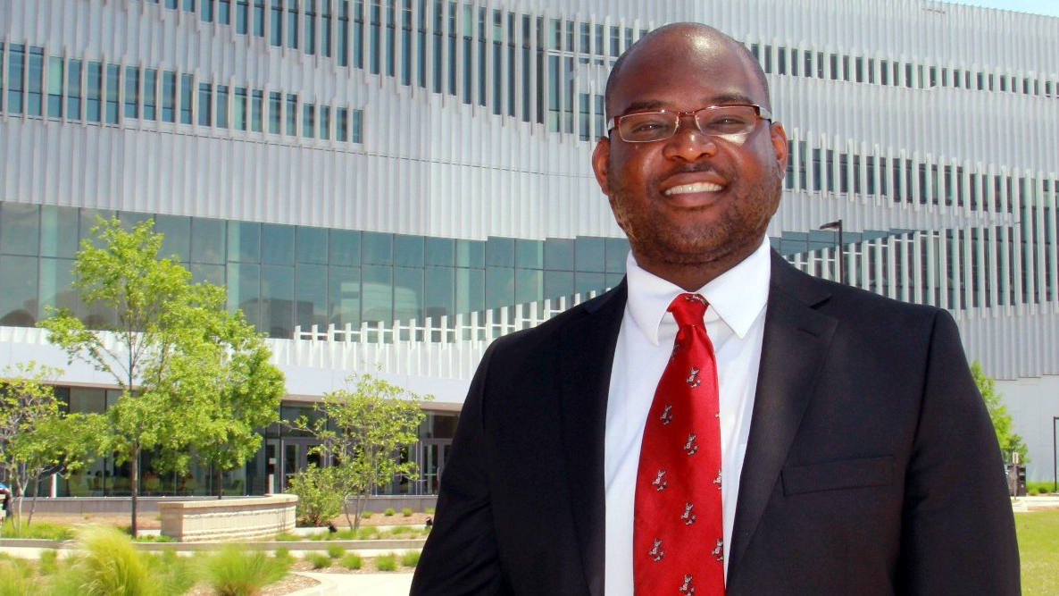 前NC国家博士生队Keon Pettiway在狩猎图书馆前面的画象。