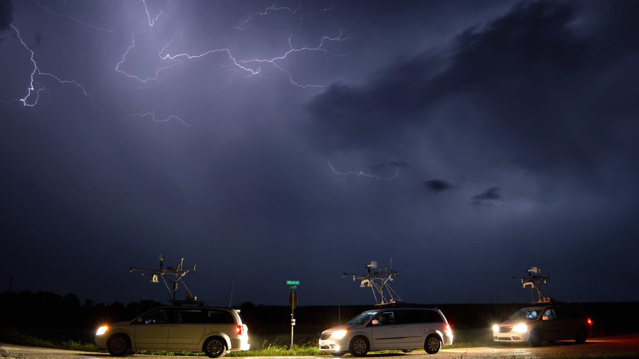 在闪电划过的夜空中，研究车的轮廓清晰可见