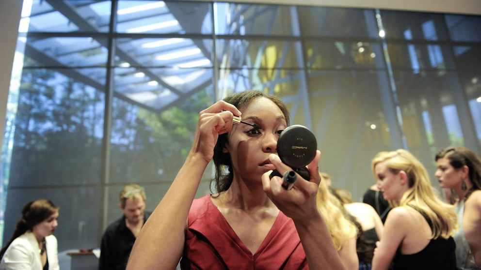 Natasha Riley在2014年Art2wear的最终准备中进行了化妆