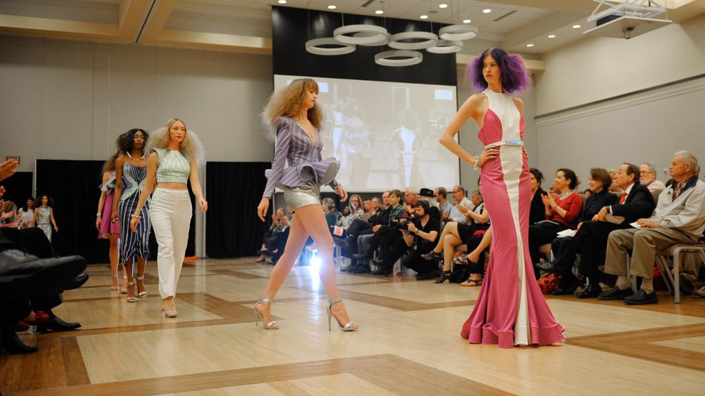 模特展示了学生设计师吉莉安帕奇的工作。