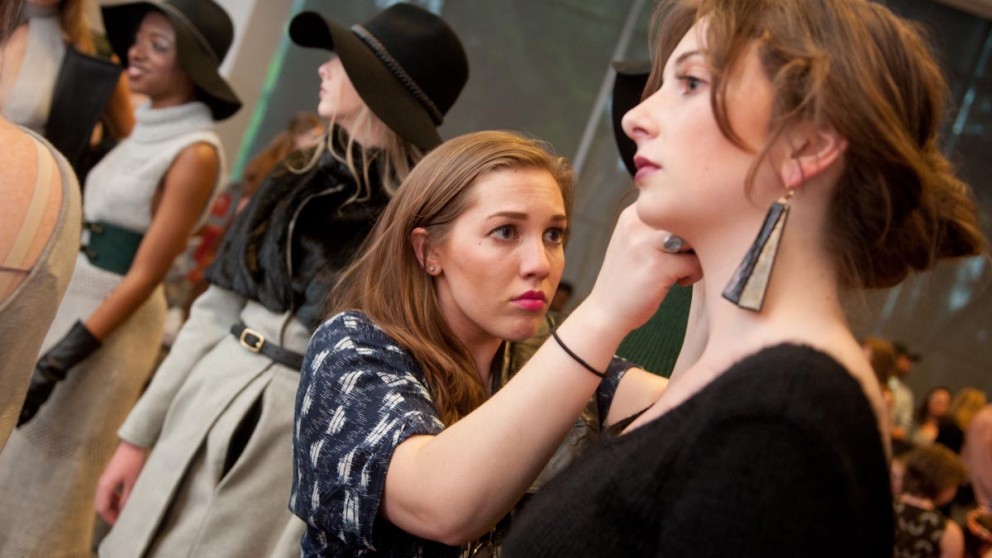 学生设计师在2015年艺术2wear之前对她的模型的珠宝进行了最终调整。