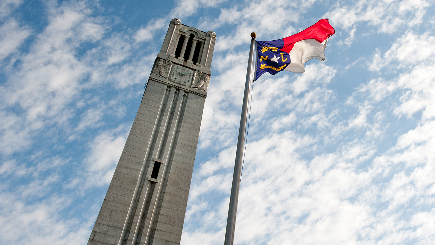 NC州纪念馆钟楼和北卡罗来纳州旗帜